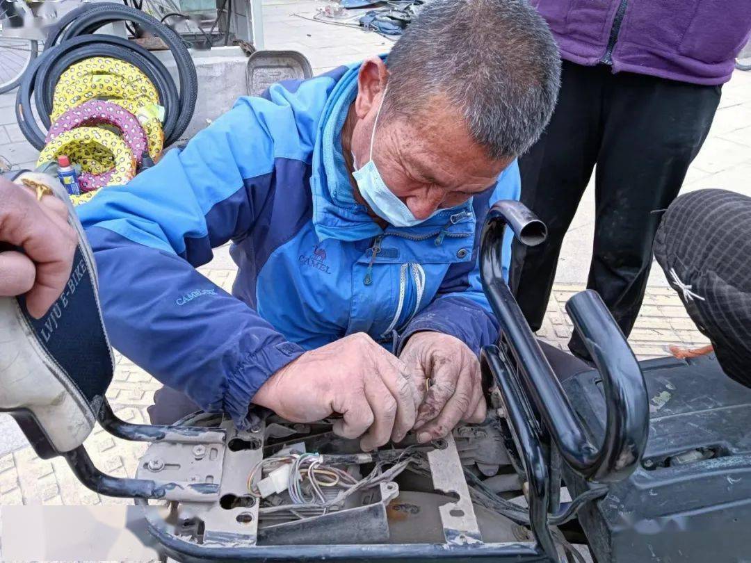 五峰山下的家里没啥吃,我饿得跑了出来,就在县城跟师傅学起修理自行车