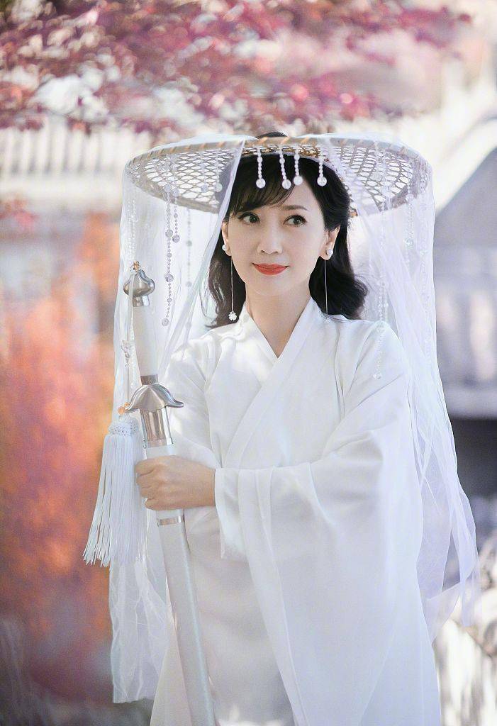 梦回"周芷若"!赵雅芝穿白衫变身侠女 身姿婀娜气质淡雅_古装_武侠_白