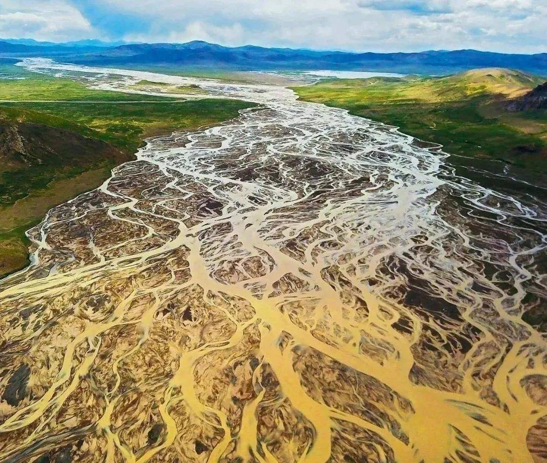 ①洪水期:在流水侵蝕,搬運作用下,洪水從上游帶來大量的泥沙,並沿許多