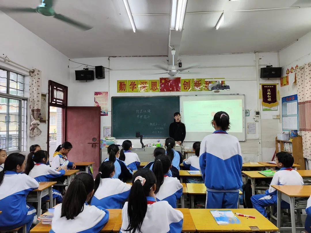 惠东县多祝中心小学在主题演讲课中,菅所长首先给学生讲述了什么是