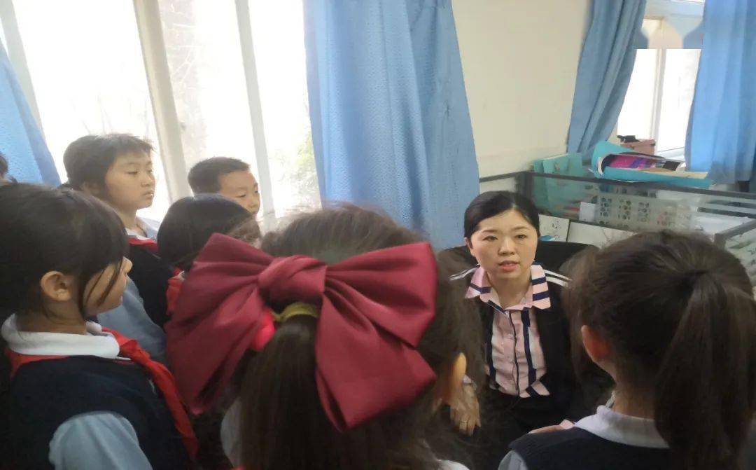 林琳老师正和学生们交流学习与生活中的问题张晓茹老师课后给学生进行