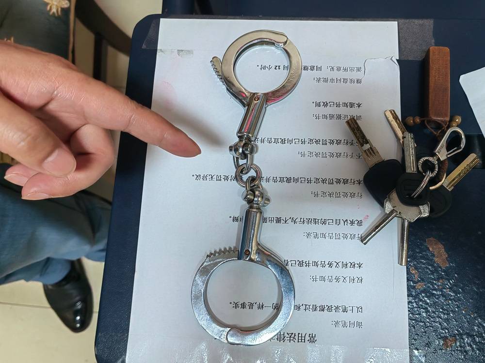 男子买警用手铐只为向朋友炫耀民警我们来抓你了