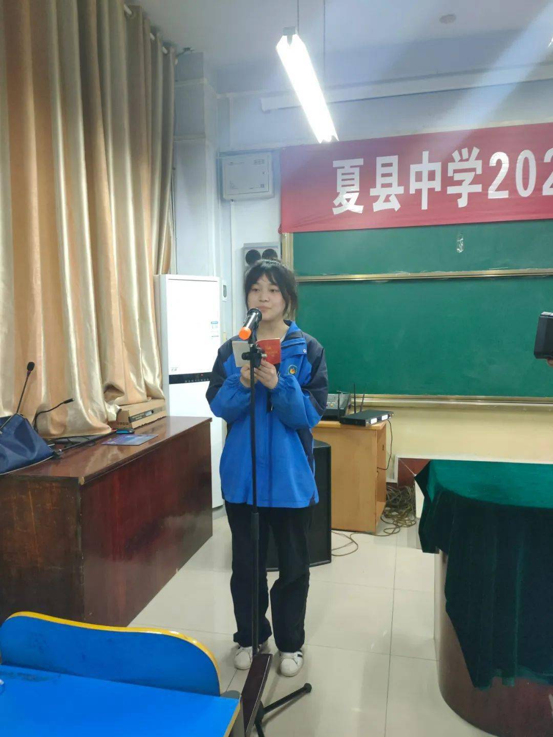 县教育局相关负责人宣读了夏县中学2022年新发展团员名单,与会领导向