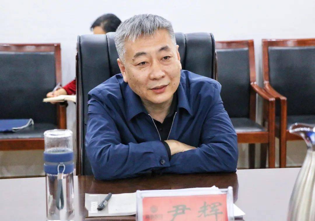 李立峰与郑州高新区投资控股集团党委书记,董事长尹辉举行商务洽谈