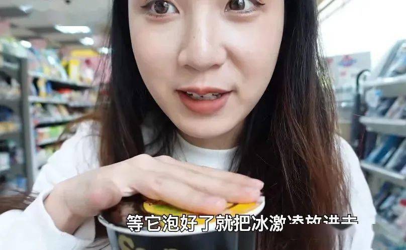 口水拉丝油手摸头反复嗦手指网红吃播为了流量愈发突破下限