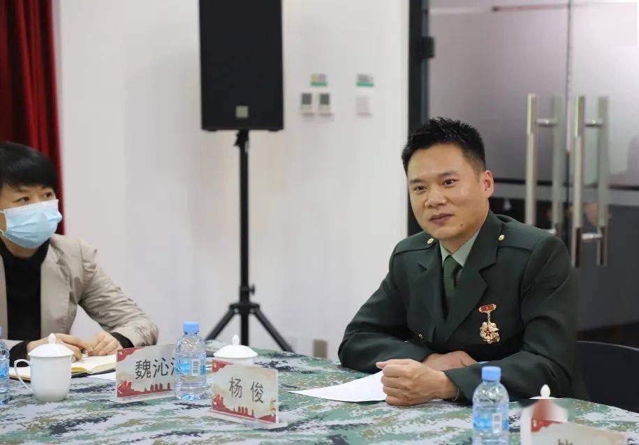 苗立峰局长,陈大鹏副区长现场查看建档立卡和优待证办理宣传工作