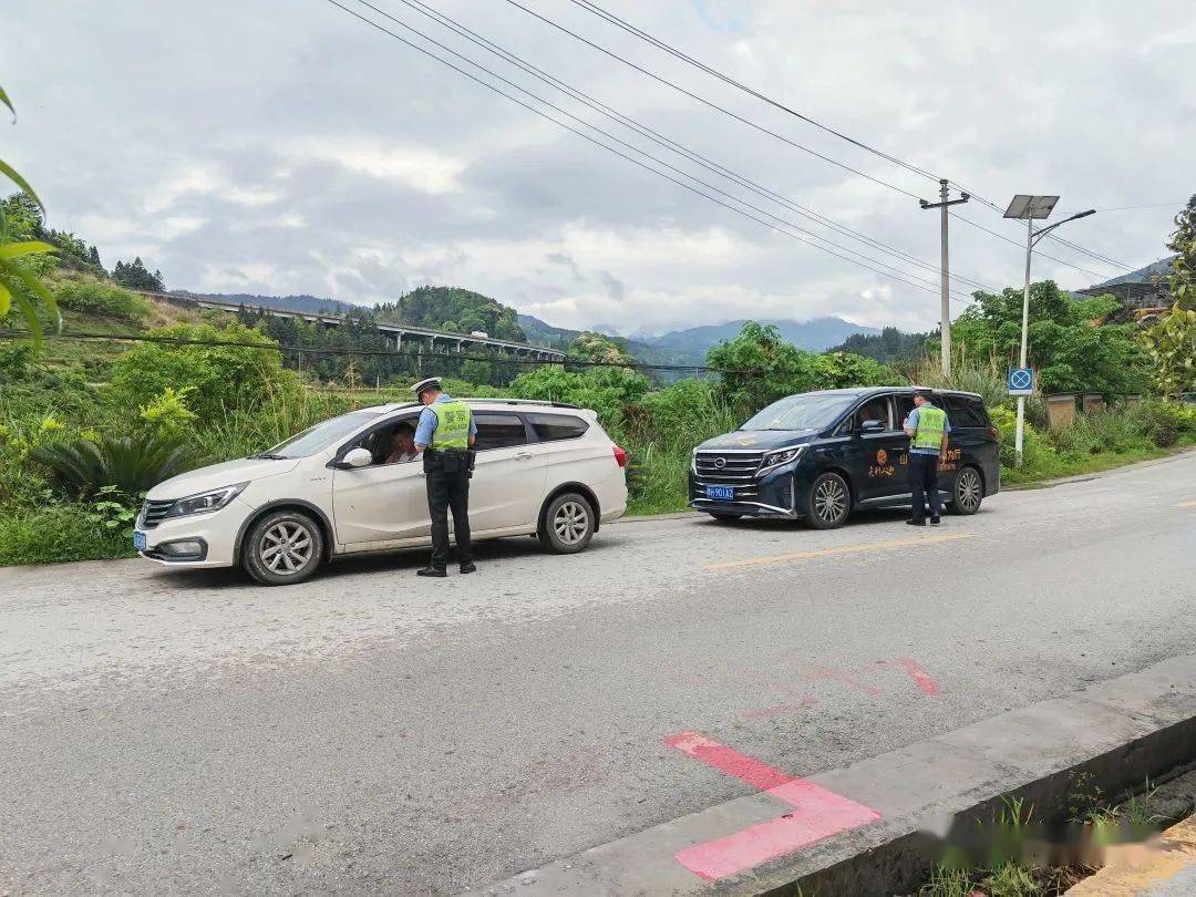 無證駕駛還強行衝卡黔東南一男子被行政拘留15日