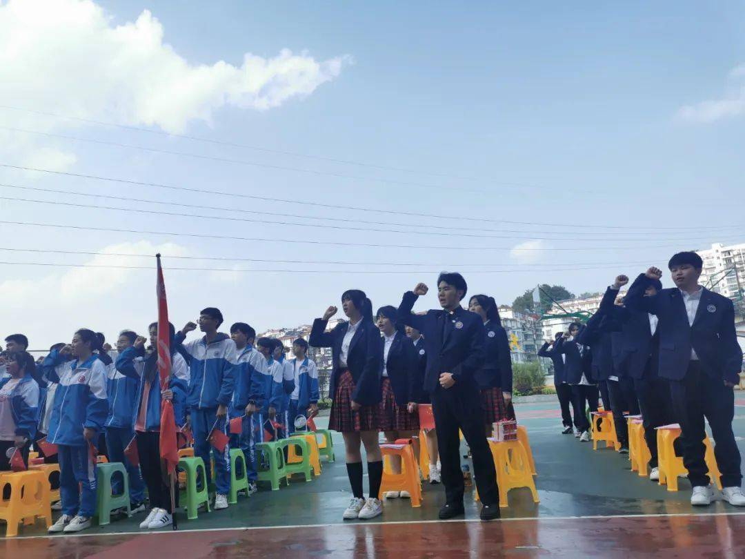 讲述了广大贵阳市恒升高级中学的学子们三年的高中生活表达同学们对