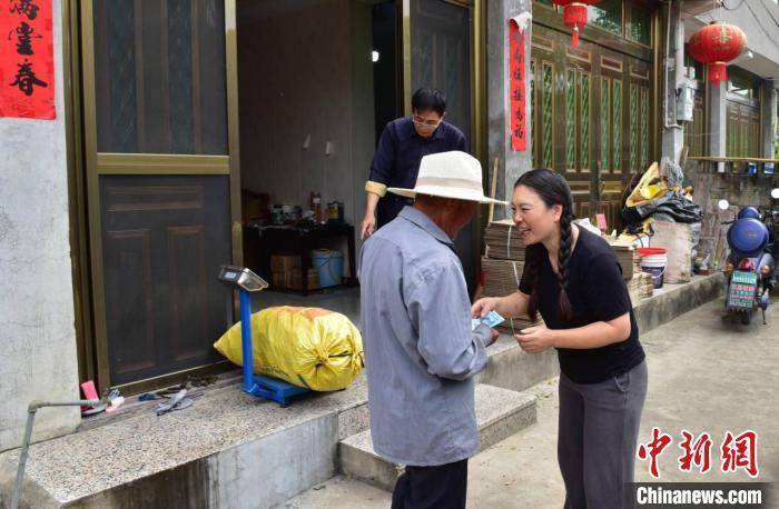 彭小英向农户支付费用 王鹏洲 摄应直播间粉丝要求,小英夫妻在阡陌上