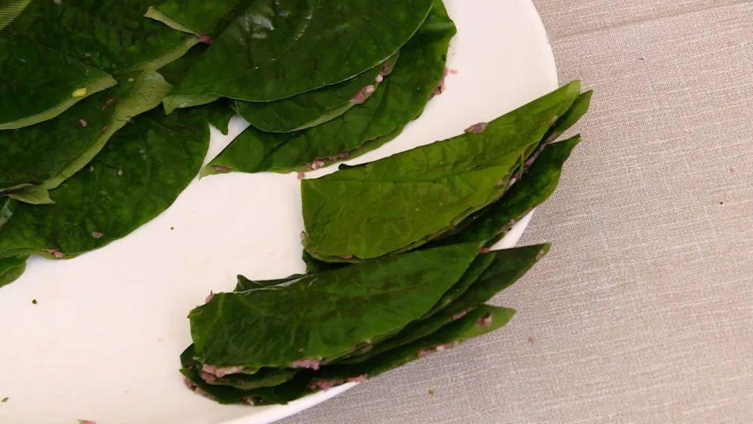 假蒌叶,牛肉,葱白碎,马蹄碎白芝麻,脆浆粉,生粉,味精,鸡精,白糖●第1