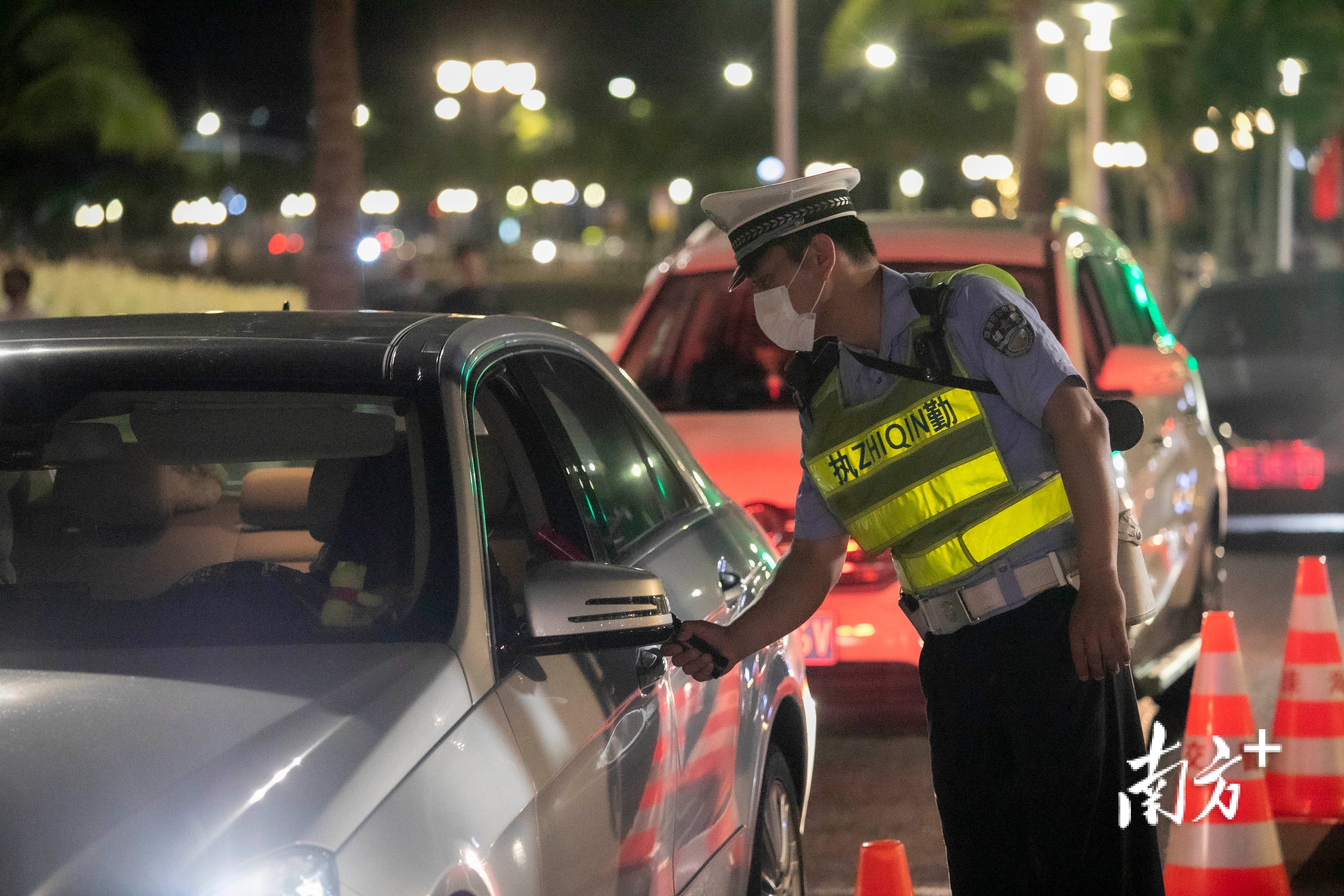 交警夜查酒驾图片高清图片