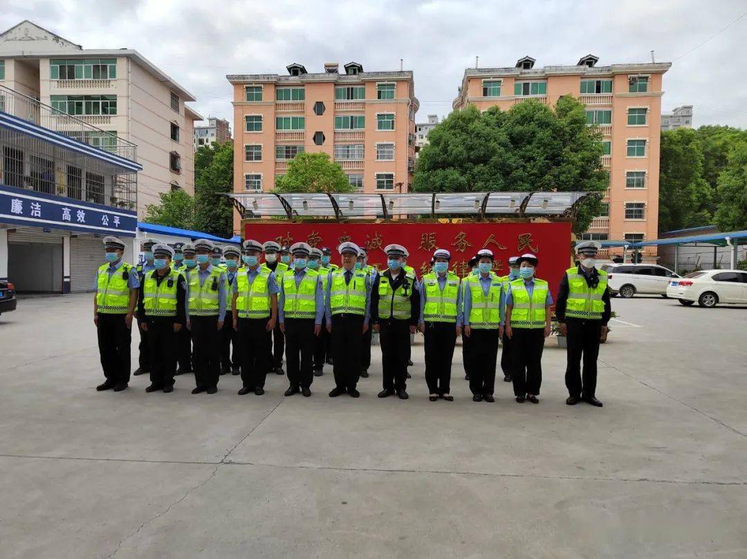 汉阴交警开展一盔一带专项整治行动查处交通违法行为93起