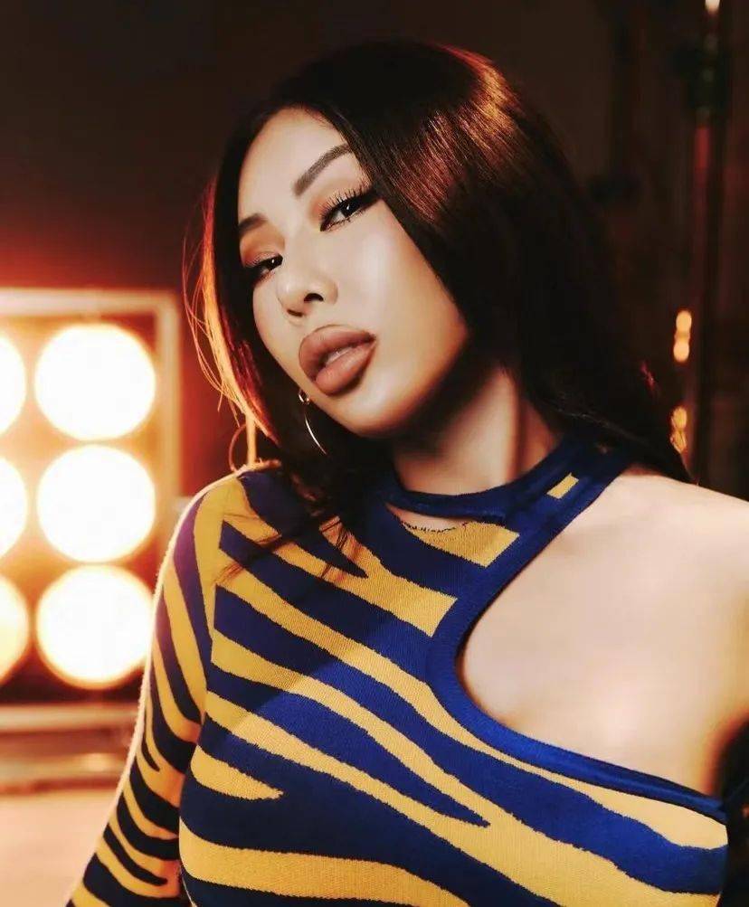 jessi 日前也在节目《tmi show》公开了自己淡妆样貌,而令人惊讶的是