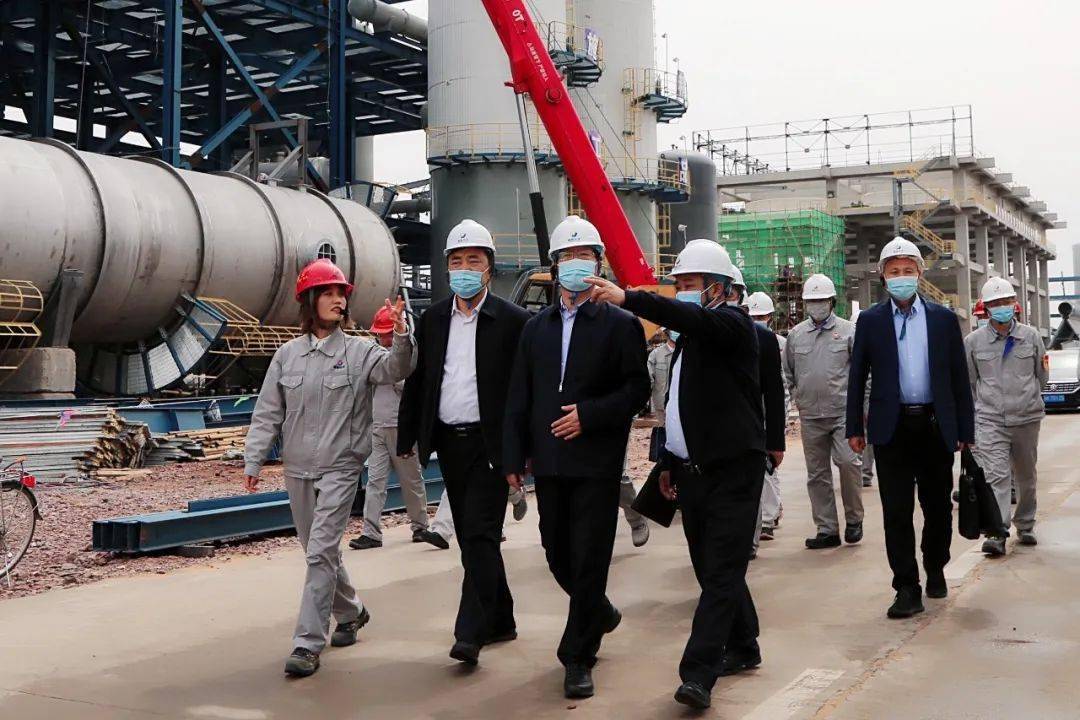 在榆树湾煤矿副斜井口,薛卫东,刘进军一行换上井下作业服,佩戴好装备