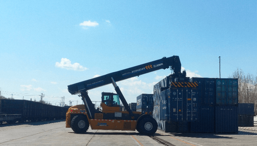 中老铁路首季报亮眼徐工正面吊交满分答卷