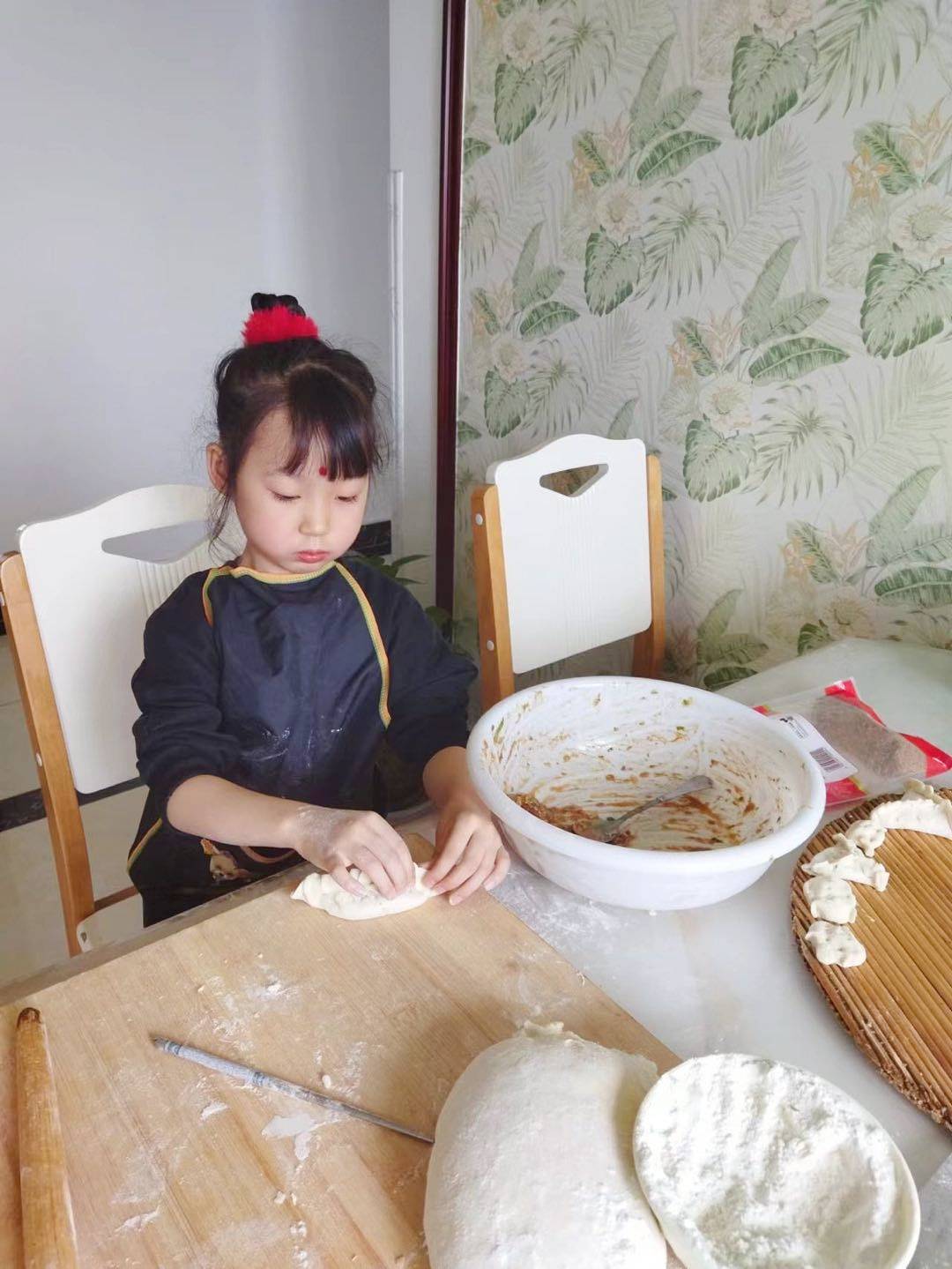 炒菜,洗碗,叠衣服……居家萌娃解锁各类家务劳动_幼儿_活动_事情