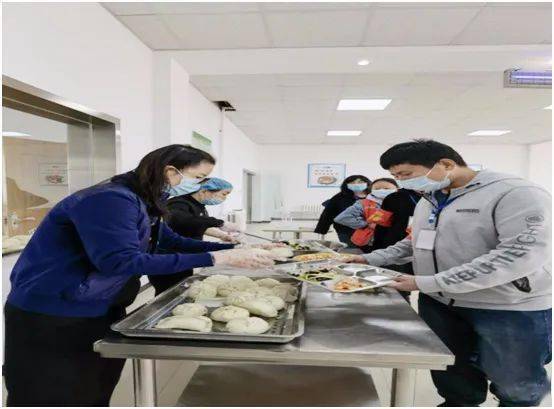 市人大代表,中翔集团董事长孙维芳安排本集团的工作人员到社区协助