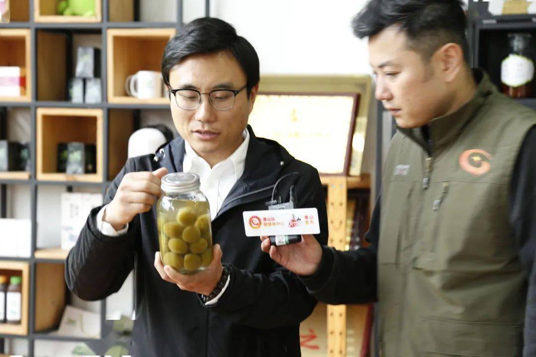 跟着主持人一起来体验一把脆青梅的制作过程其他青梅产品左右滑动查看