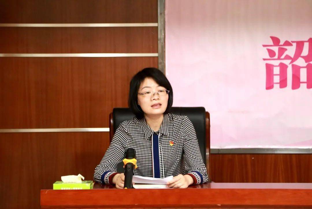 颜燕副书记代表支委会向大会报告支委会对刘裕颖同志培养和审查的有关