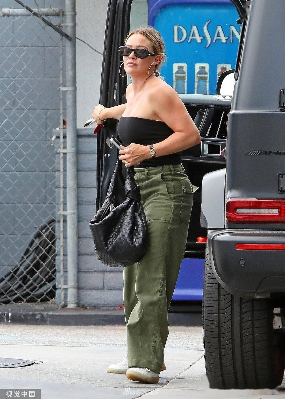 希拉里-达芙出街为爱车加油 穿抹胸上衣架墨镜气场全开_duff_hilary