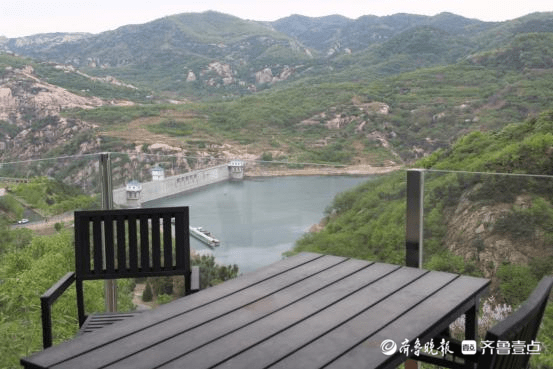 站在民宿的外置阳台上,背靠着大山,眼望着龙潭湖水库,整个自然美景尽