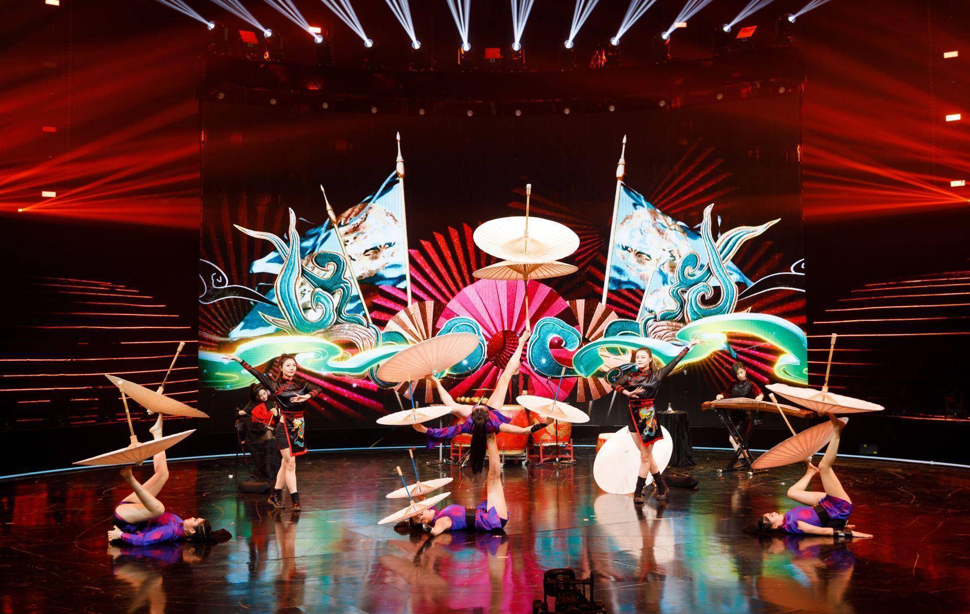 绸吊女孩轮滑少年演绎绝美爱恋_杂技_表演_国乐