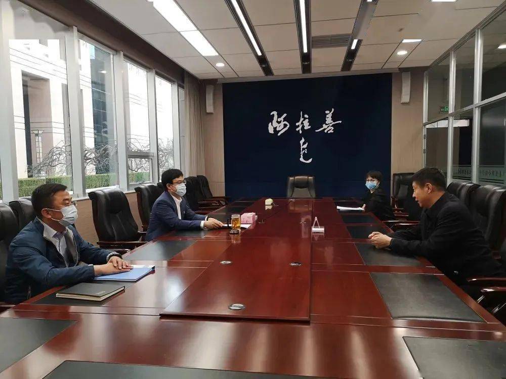 乌兰察布市化德县委书记常达伟在信访接待中心接待来访群众