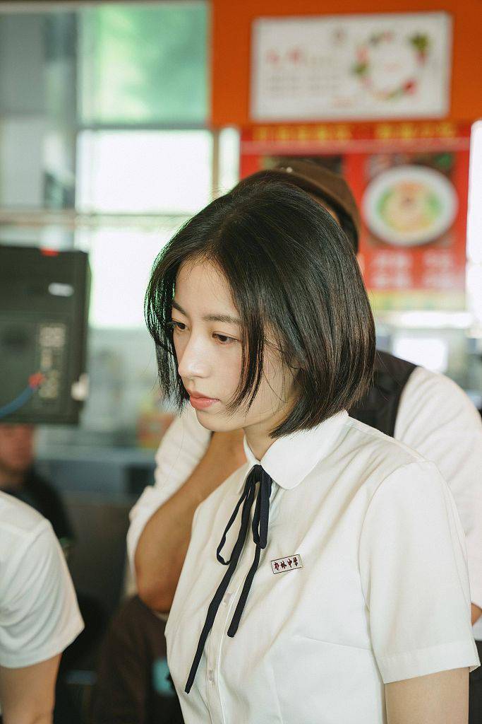 周雨彤新片我是真的讨厌异地恋上映清纯校服装花絮曝光