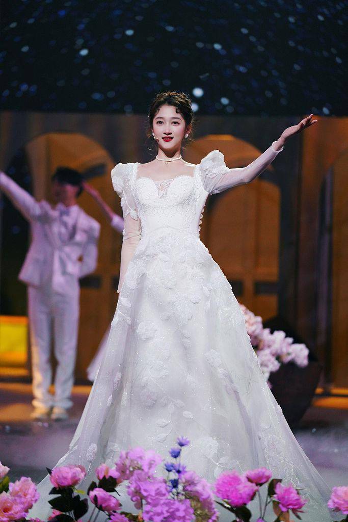 关晓彤王牌7穿白纱裙似预演婚礼造型可塑性超强