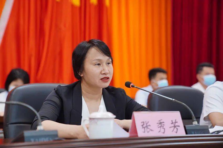 张秀芳代表县四家班子向大会的召开表示祝贺.