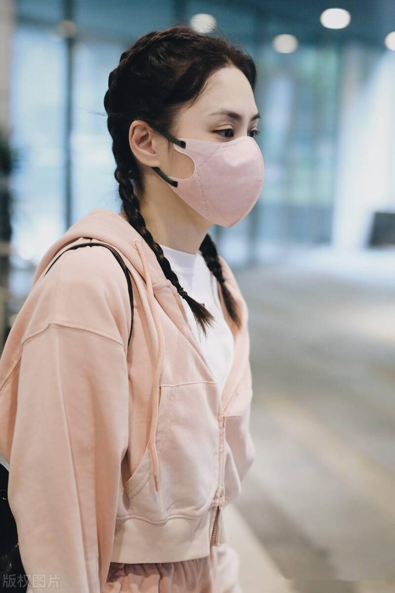 街拍:钟欣漳上班街拍,穿粉色套装青春靓丽_长沙_时间_钟欣