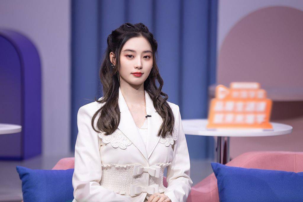 徐艺洋《上班啦妈妈2》录制花絮 优雅束腰西装白裙女人味十足