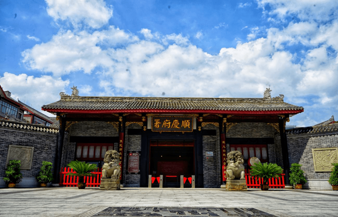 惶惶顺庆府,自古华夏名邑;赫赫南充城,方今巴蜀重镇.