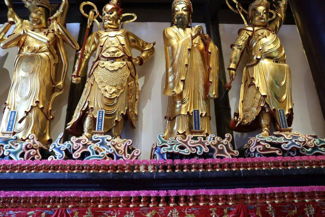 以盏盏莲花灯和甘露净水连续八日虔诚供养十方诸佛菩萨