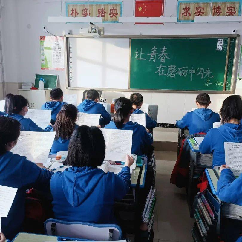 追逐光明传递温暖与力量哈师大青冈实验中学开展向第八届全国道德模范
