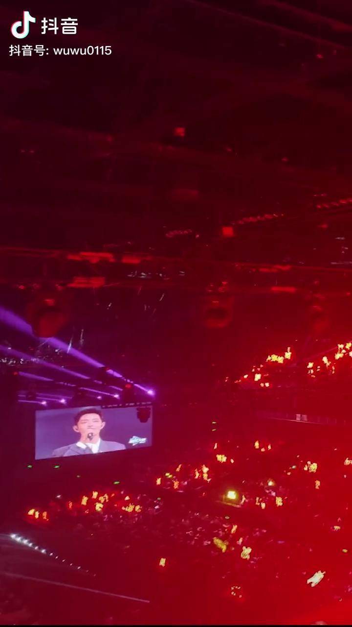 观众席全是肖战灯牌小飞侠太棒了昨天的红海太感动了肖战杨紫合唱余生