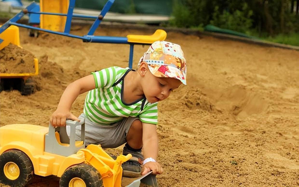 看到挖掘机就不走,为啥小男孩都喜欢挖掘机?
