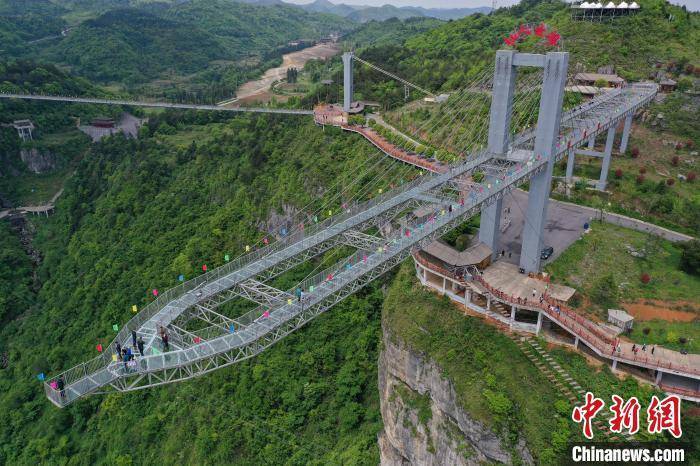 贵州石阡仙人街景区引游人