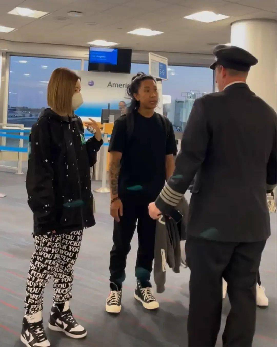 小凤哥- 白玫瑰能否咬伤蓝狮，还是客队反客为主胜？ 利兹联vs 切尔希| 2025年12月04日| 凌晨04.15am ⚽ **利兹联状态与战略：**  四连败让利兹联跌入降级区，考虑到接下来的赛程，他们想要保级将难上加难，因为在这之后将迎战渴望积分的利物浦。不过，让我们关注一下积极的 ..., image size:1080x1350