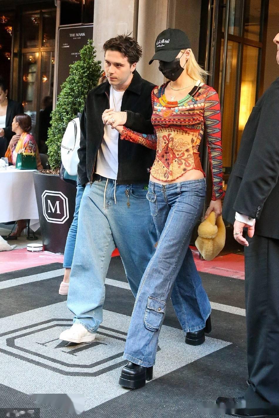 女方母亲陪同在旁_妮可拉·佩尔茨_peltz_nicola