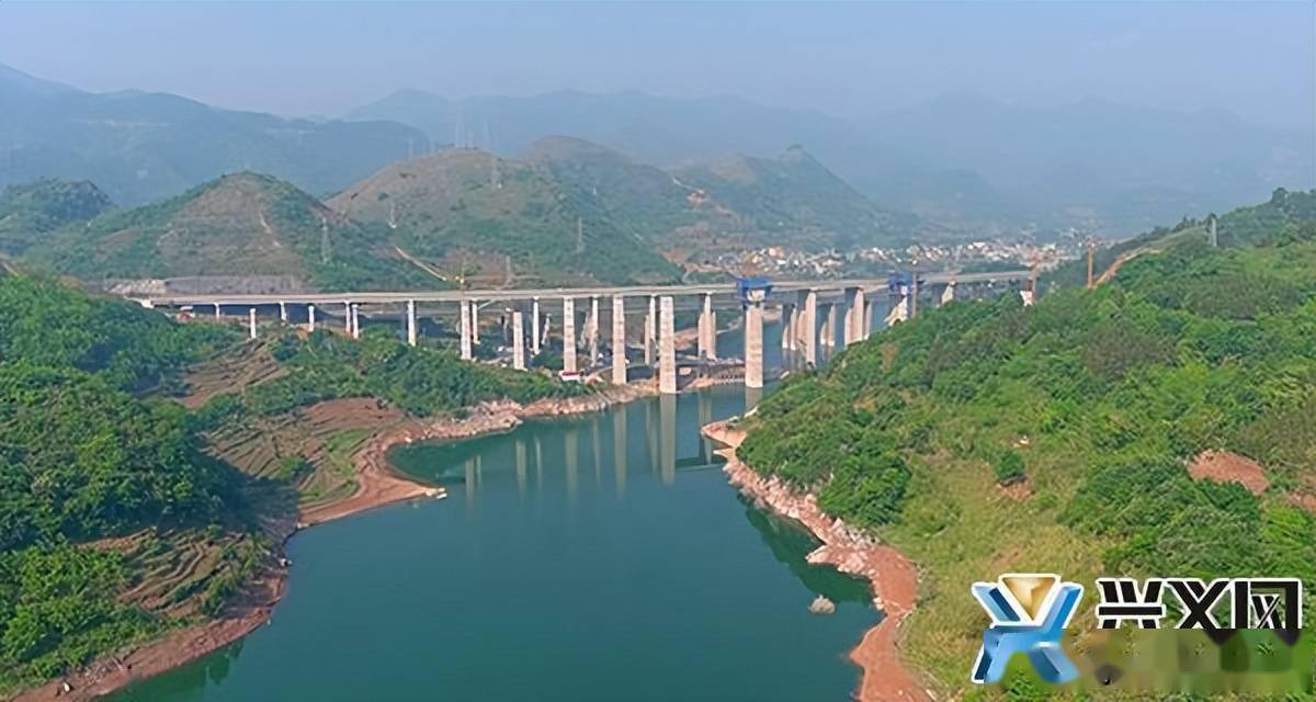 盘兴高铁3000余名工人坚守岗位鏖战五一