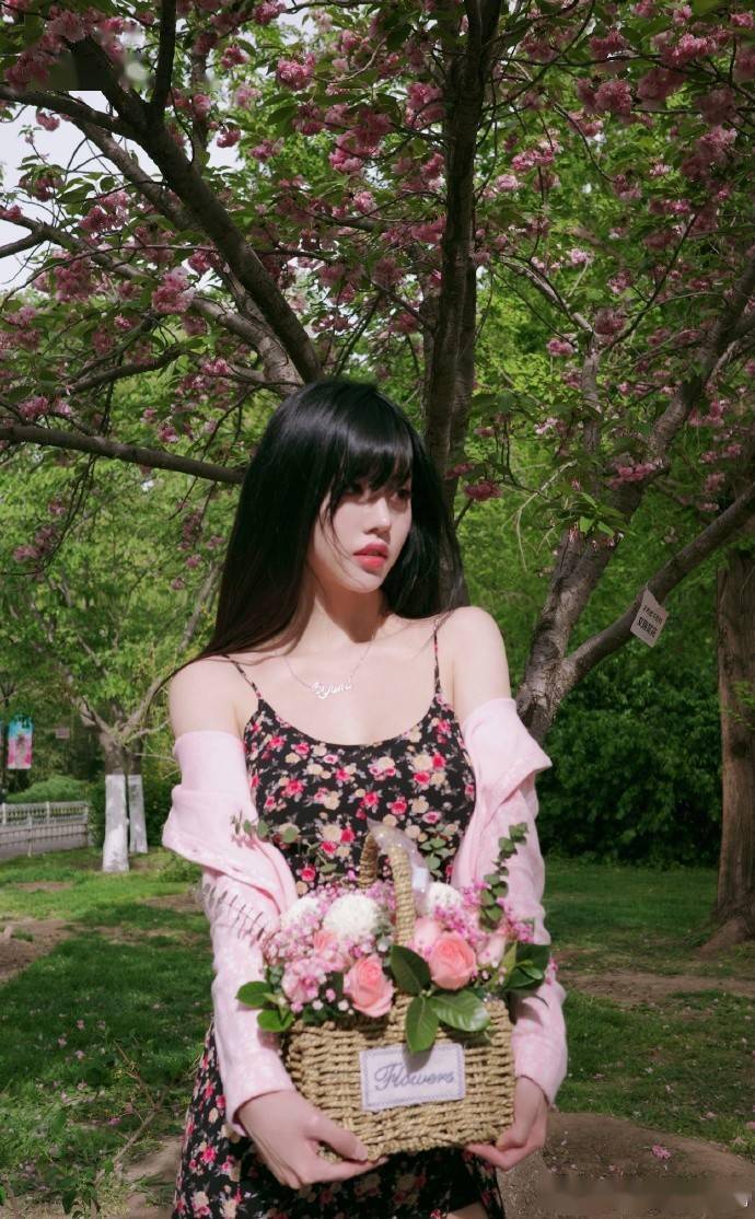 by2孙雨分享露营照状态佳手捧玫瑰配文玫瑰少年歌词