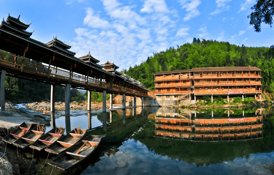 雨卜苗寨,扎根在元宝山脚下,独守一方静谧.