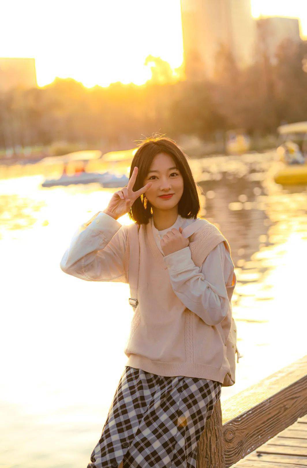 模特:国贸198陈佳怡江南婉约风团扇轻点鼻尖,微微颔首两手置于身前