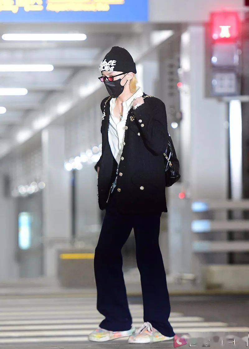 最新权志龙机场照全身香奈儿除了帽子
