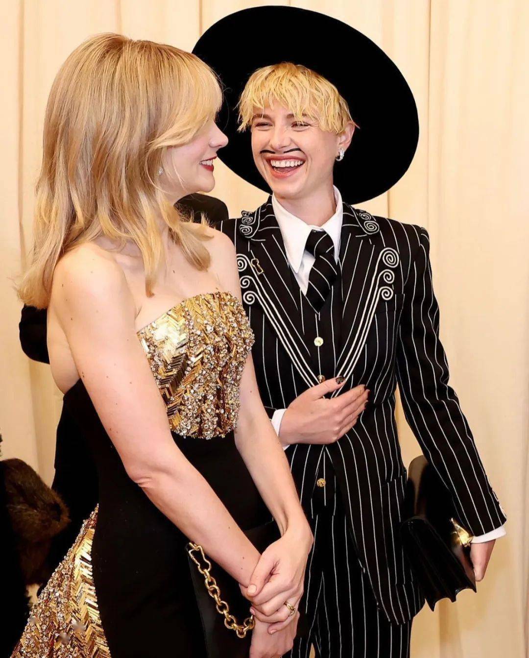 装扮,礼帽,怀表,白袜,尖头鞋,细节非常19世纪:泰莎·汤普森粉色女武神