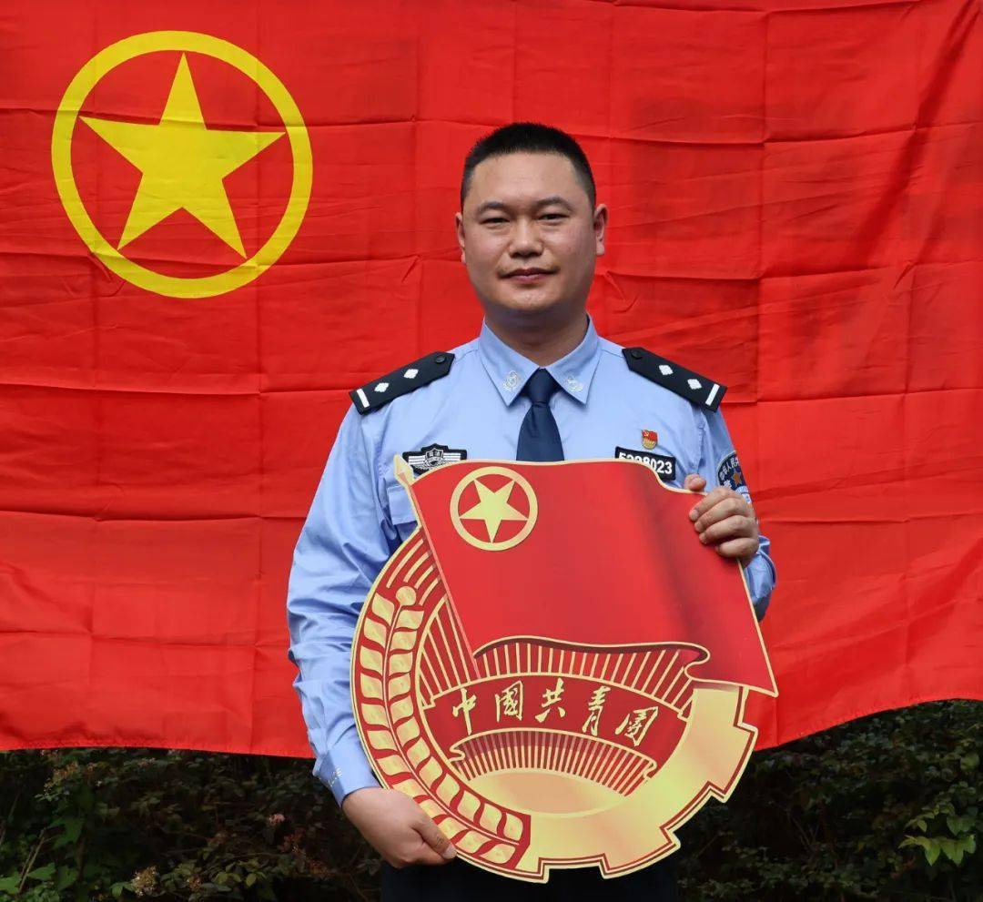 当青春遇上共青团凯里监狱开展我和团旗和个影主题活动