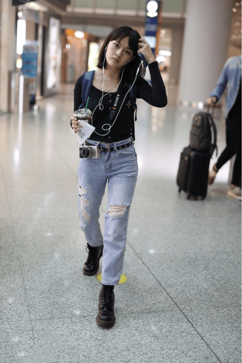 文淇这身打扮虽普通了点,但是挺有"叛逆女孩"样子,看着挺酷的