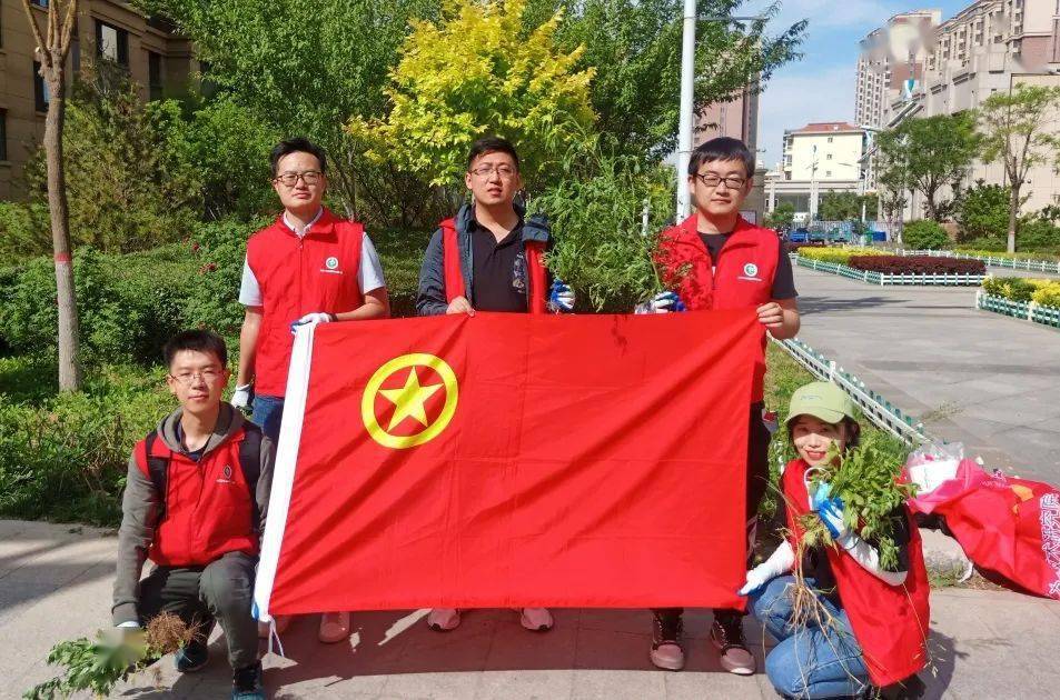 蒙电青年和团旗团徽同框一起向未来