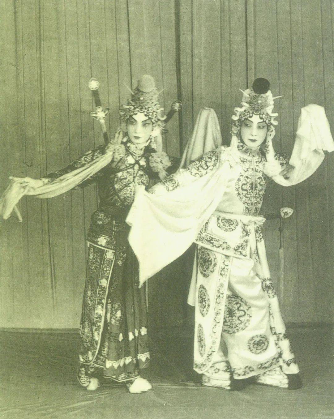 白素贞与青儿(京剧《白蛇传》 梅兰芳饰白素贞(右),梅葆玖饰青儿)